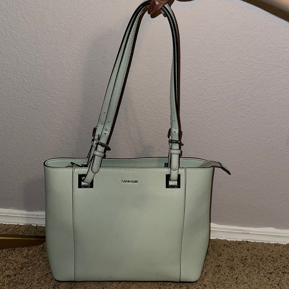 Calvin Klein handbag with shoulder straps! In good condition